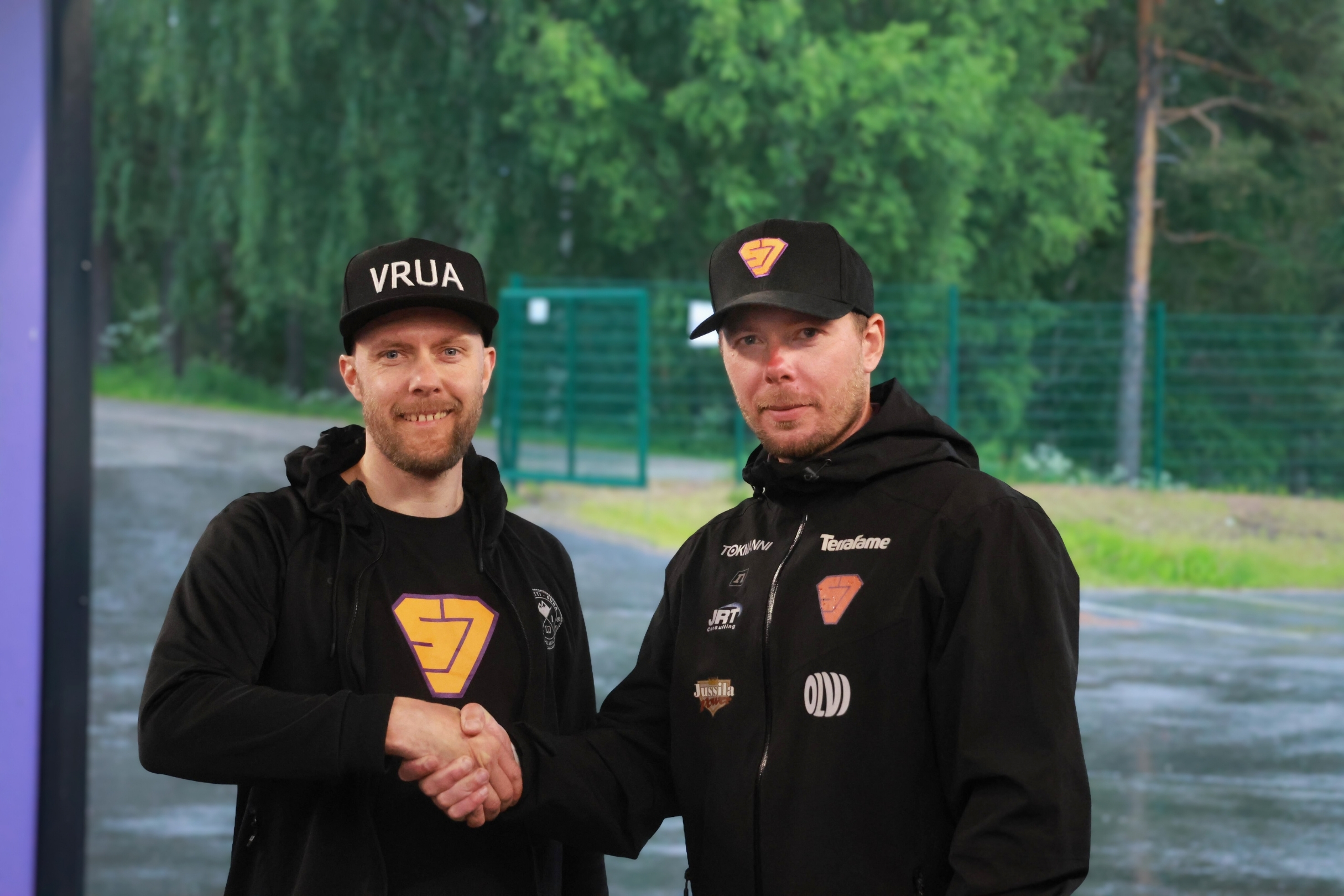 Jymy-VRUA Sotkamon Jymyn valmennuspäällikkö Iiro Haimi ja Vuokatti-Ruka urheiluakatemian valmennuksen johtaja Jussi Simula kättelevät Terrafame stadionilla.