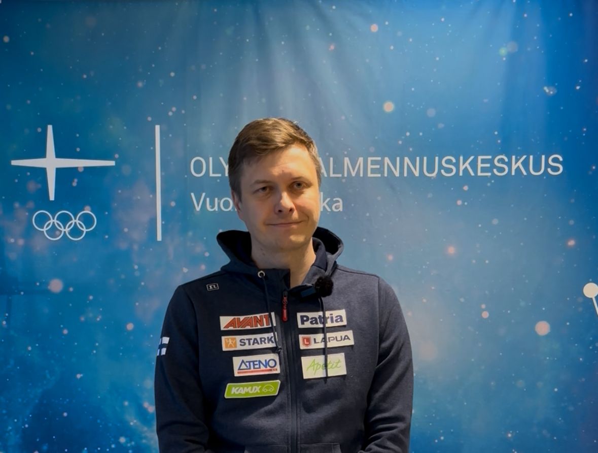 WhatsApp Image 2025-07-23 at 14.41.41 Kuvassa Tapio Pukki Olympiavalmennuskeskus Vuokatti-Rukan seinän edessä.