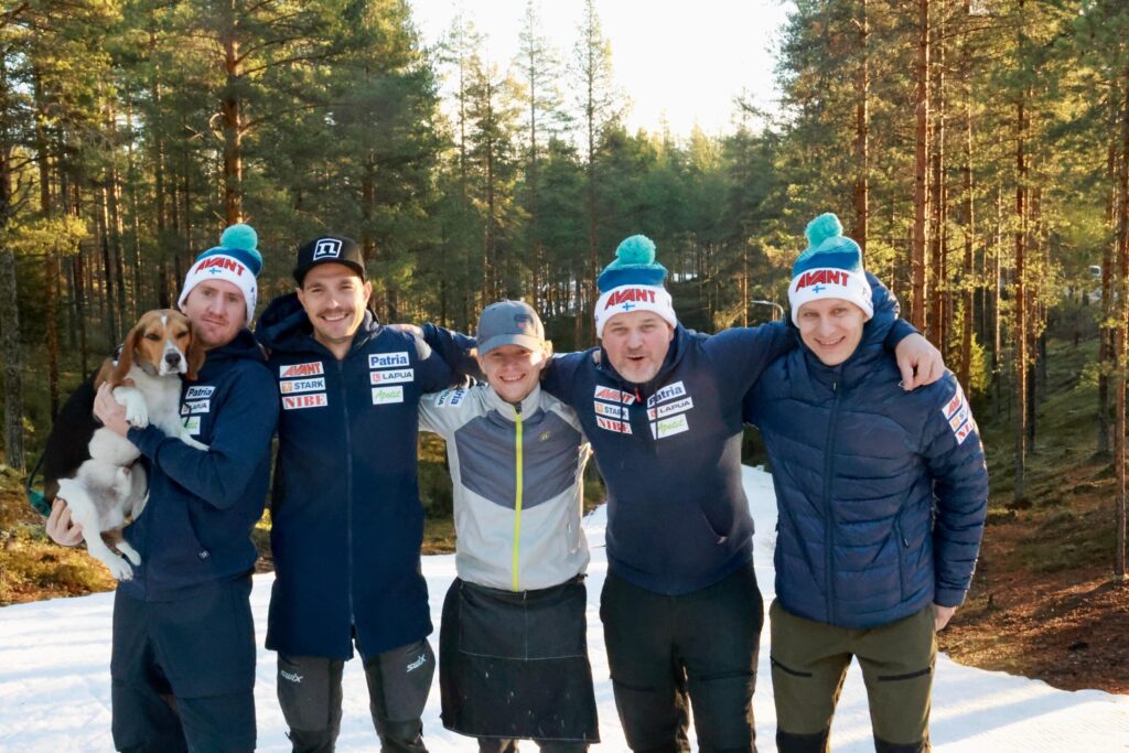 Ampumahiihdon huoltotiimin jäseniä