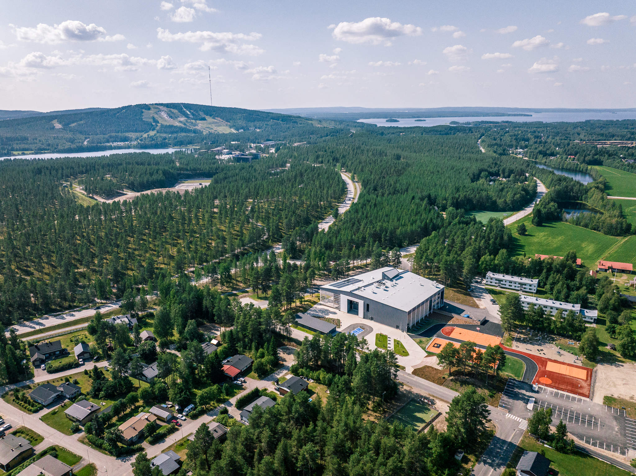 Vuokatin maisema, jossa näkyy Tenetin koulu ja vaarat.