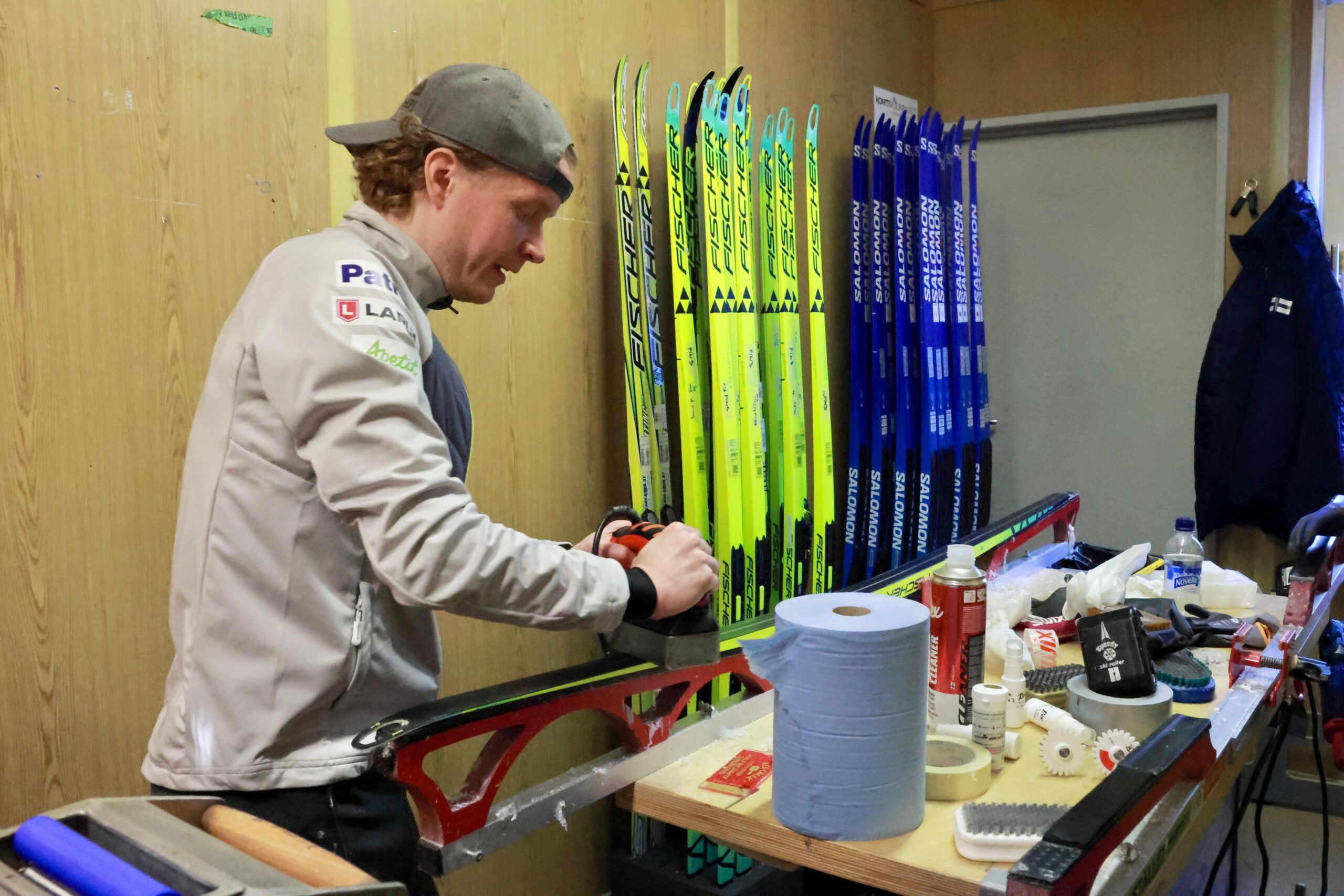 Risto Uusivirta tekemässä suksivoiteluita Vuokatissa. Kuumalla voiteluraudalla levitetään suksivoide
tasaisesti suksen pohjaan.