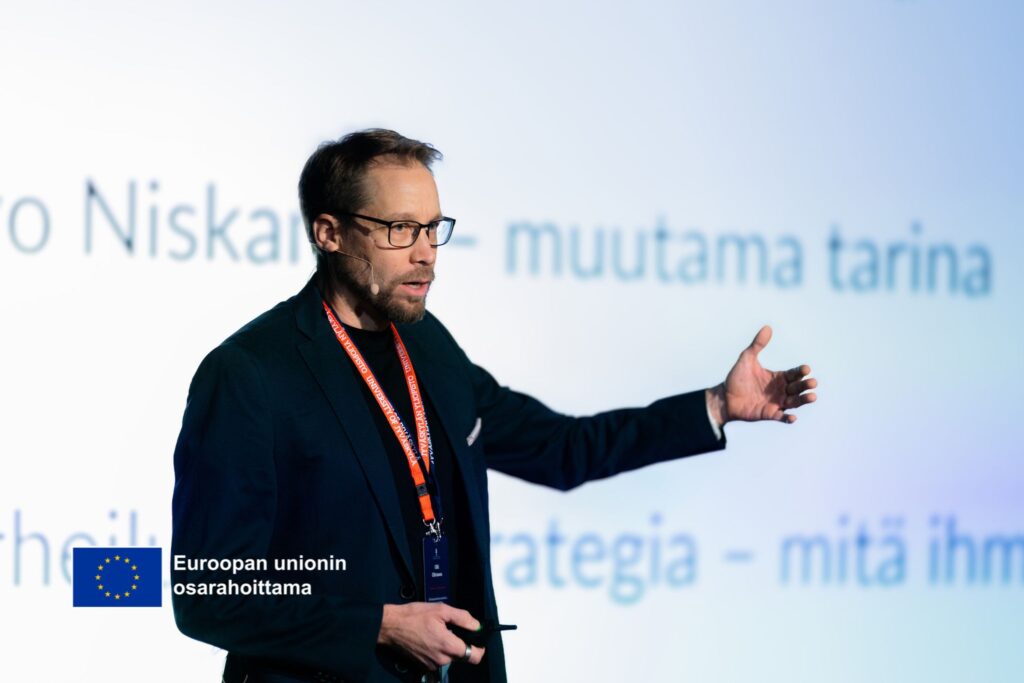 Olli Ohtonen pitämässä esitystä