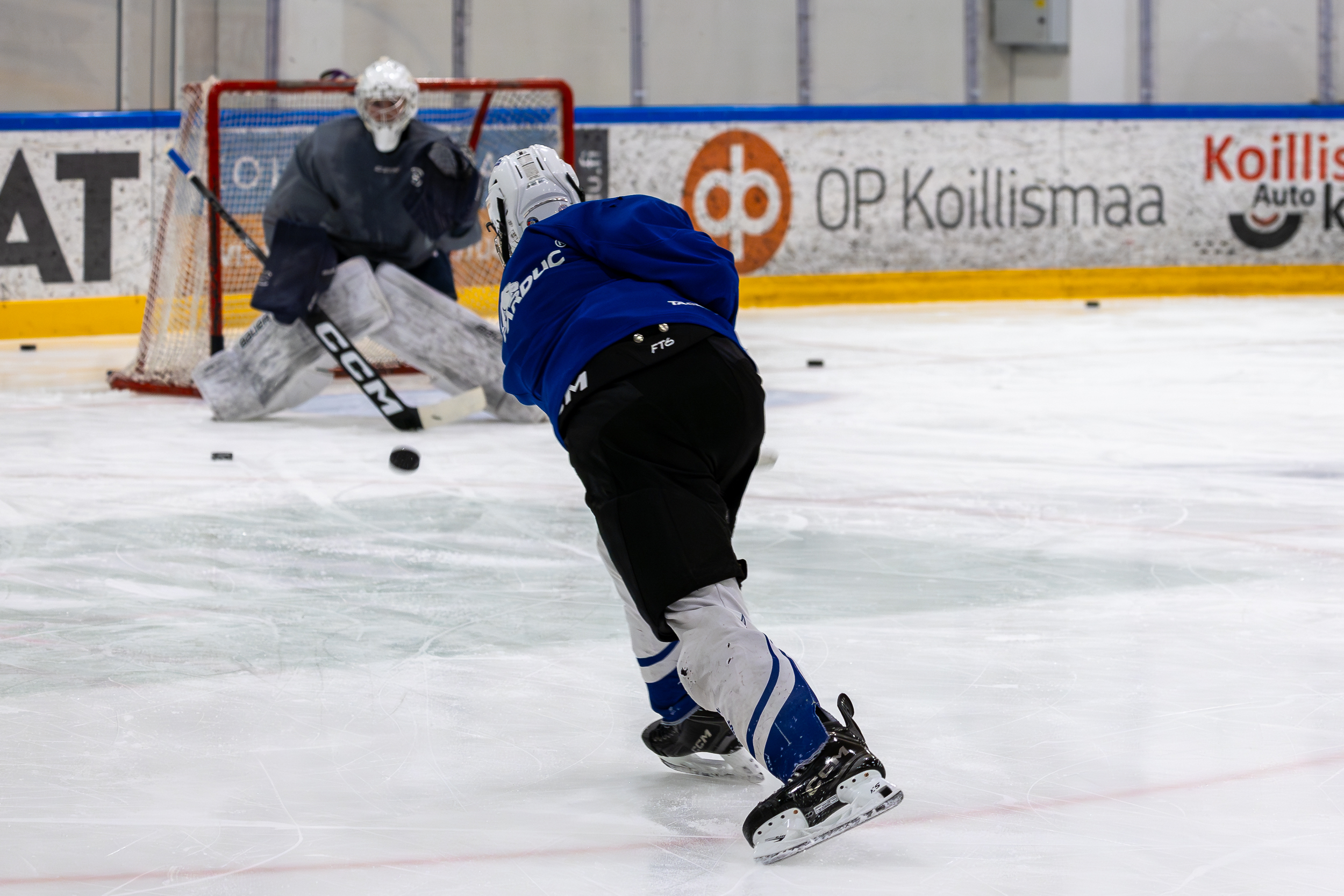 Jääkiekkoilija laukomassa kiekkoa kohti maalia Kuusamossa
