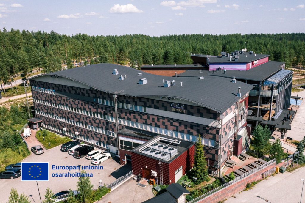Snowpolis rakennus dronella kuvattuna kesäisenä päivänä