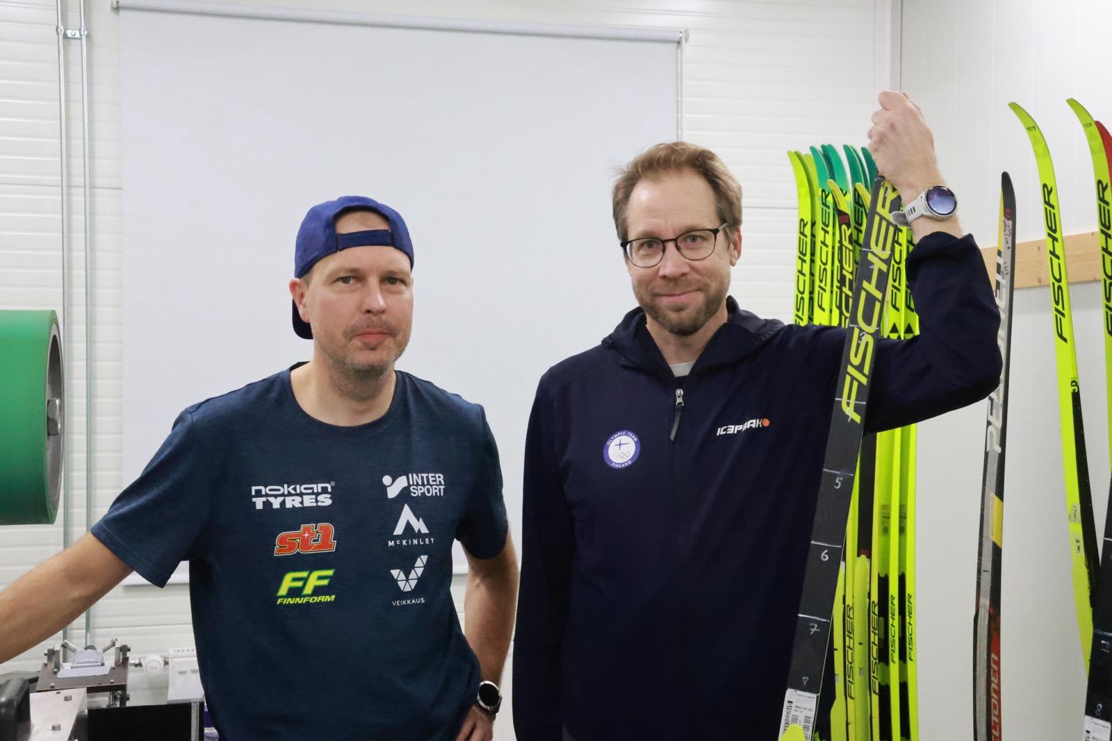 Hannu Hovila ja Olli Ohtonen seisovat maastohiihtosuksien edessä