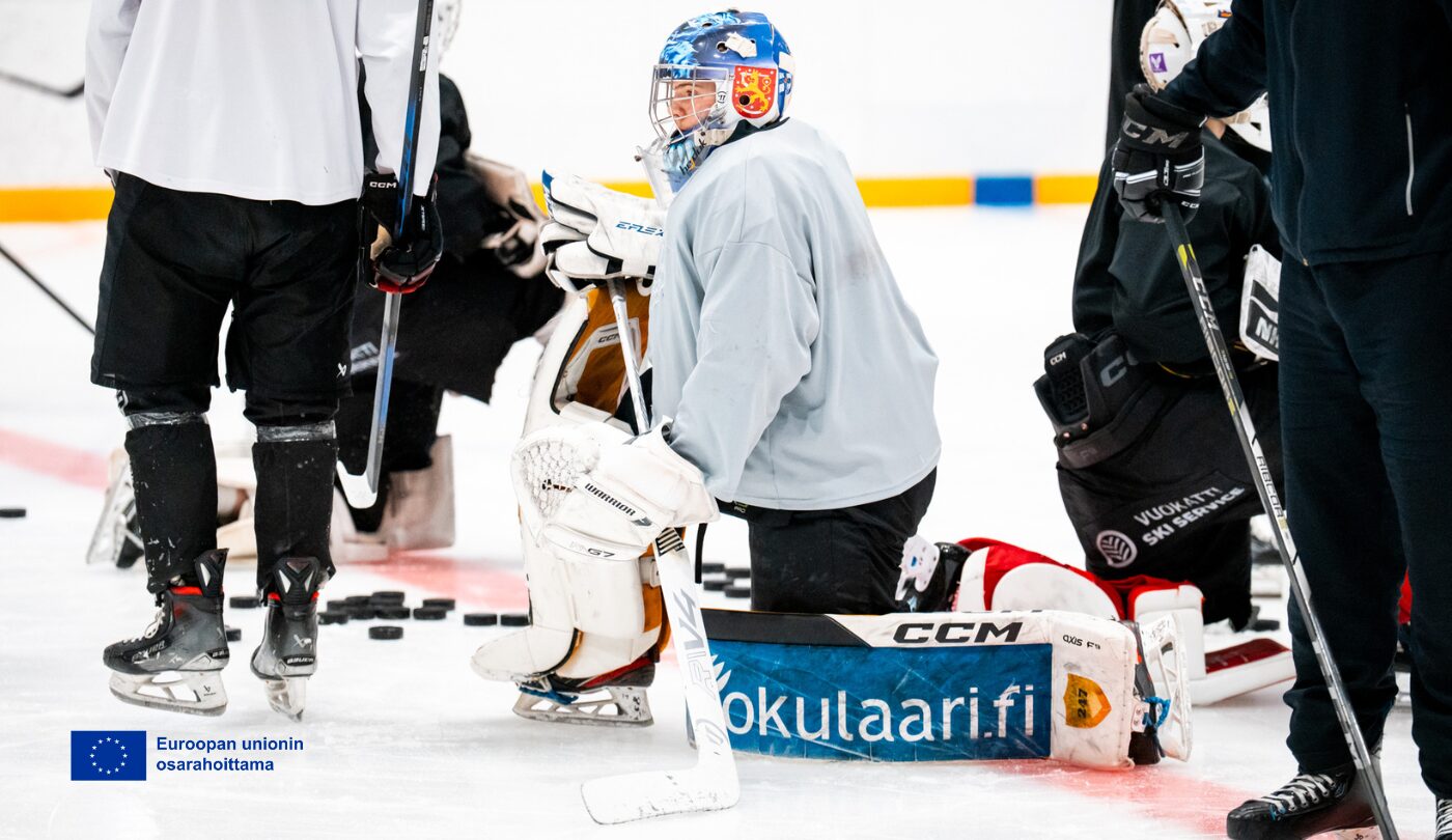 Jääkiekon kuvituskuva, jossa näkyy maalivahti maalin edessä ja muutama pelaaja luistelee ohi.