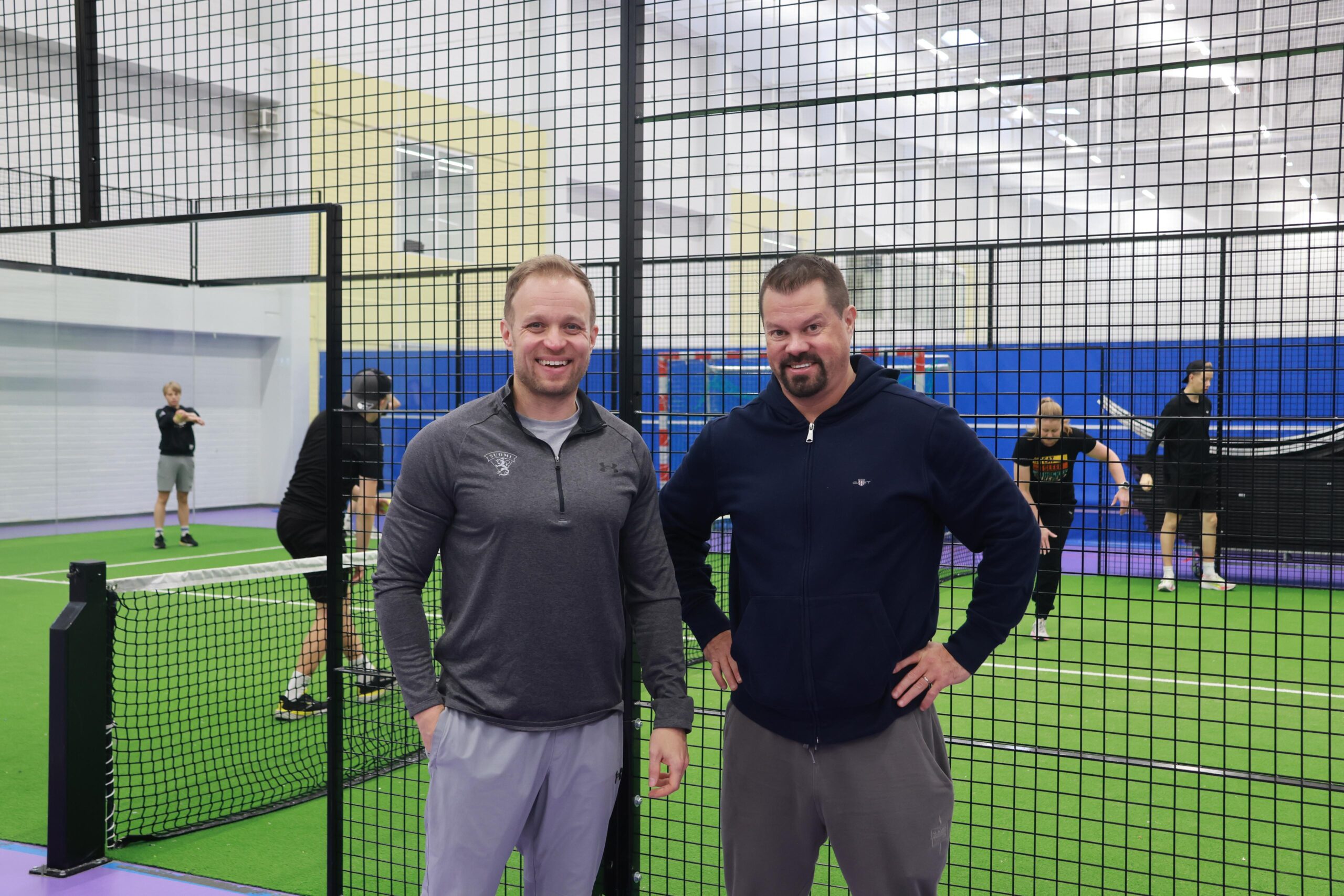Vuokatti Areenalla padel kentän edessä seisovat jääkiekkovalmentajat Tuomo Ropo U16-maajoukkuevalmentaja ja VRUA valmentaja Jaako Niskavaara.