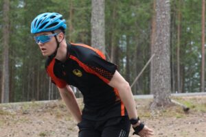 Kainuun prikaatin urheilukoulun hiihtäjä Vuokatissa rullahiihtämässä