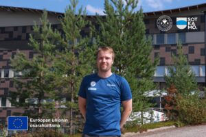 Liikuntalääketieteen erikoislääkäri Timo Eronen Snowpolis rakennuksen edessä