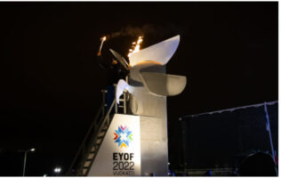 EYOF 2022 Vuokatti -tapahtuman virallisia avajaisia juhlittiin sunnuntai-iltana lumisessa Vuokatissa