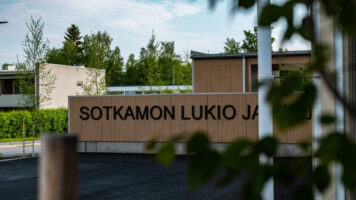 Sotkamon lukion julkisivu